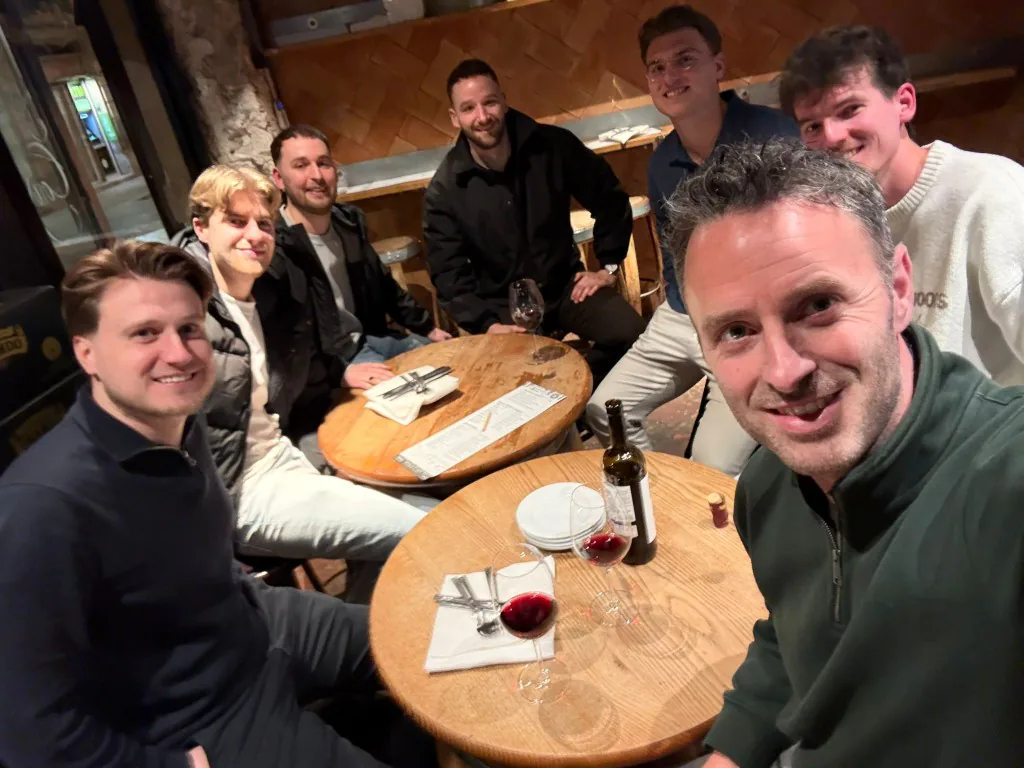 Groepsfoto van het Newfive team tijdens een team diner