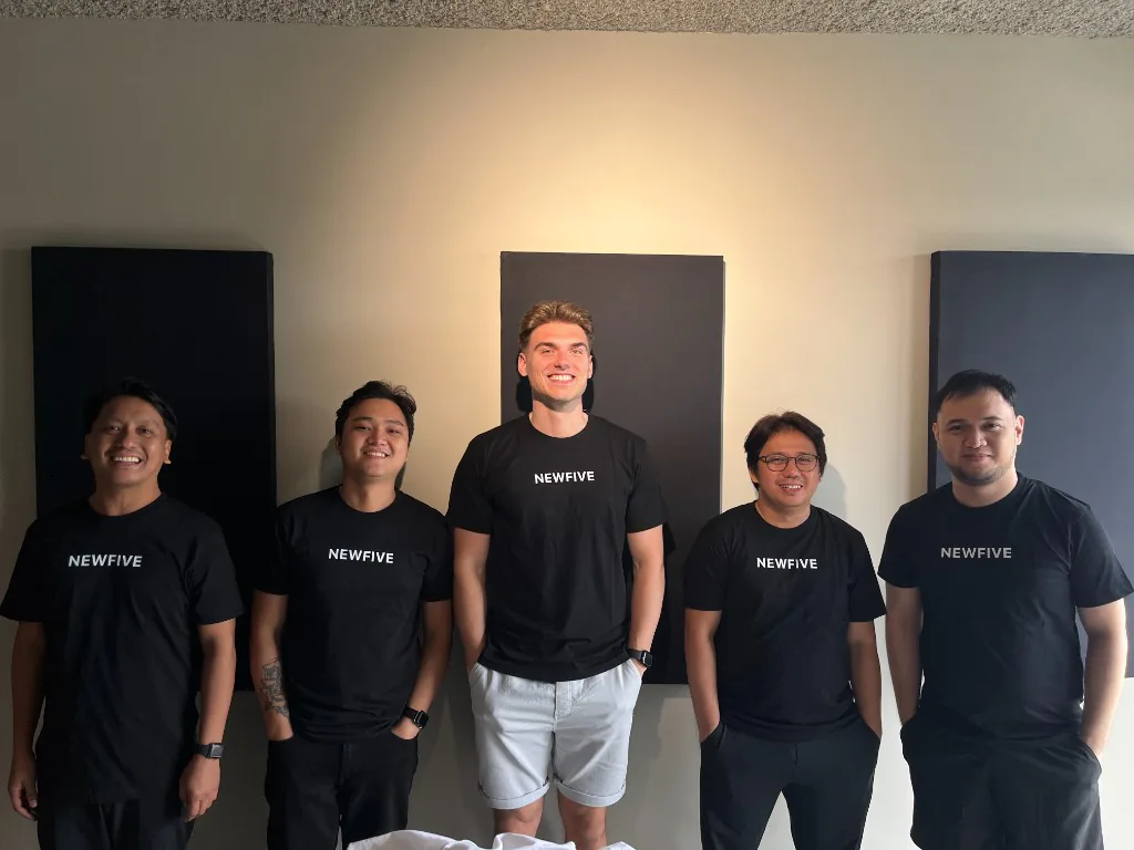 Het Newfive team in Newfive shirts